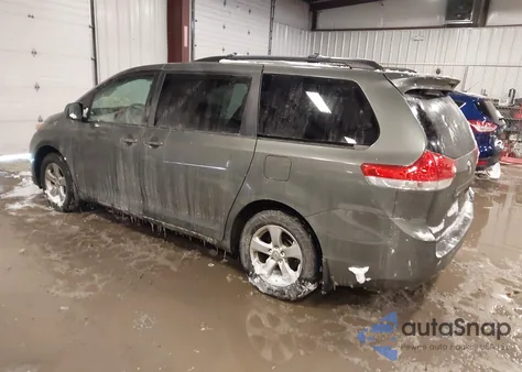 2011 Toyota Sienna Le V6 z USA, uszkodzony, nr VIN 5TDKK3DC9BS098860